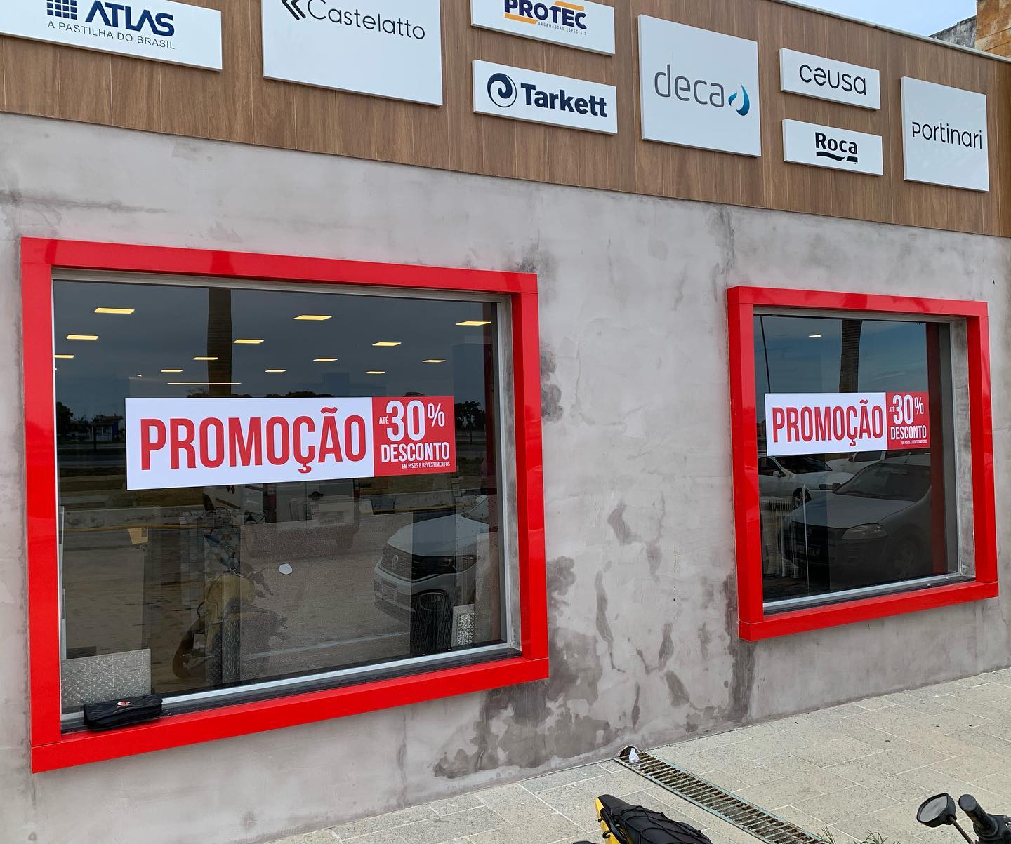 Use adesivos para divulgar as promoções do seu negócio e atr